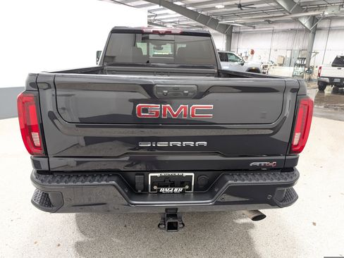 Used 2020 GMC Sierra 2500 AT4 w/ AT4 Premium Package AWD/4WD image 4