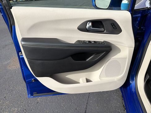 Used 2021 Chrysler Pacifica Touring-L w/ Uconnect Theater Family Group image 12