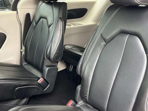 Used 2024 Chrysler Pacifica Touring-L FWD image 20