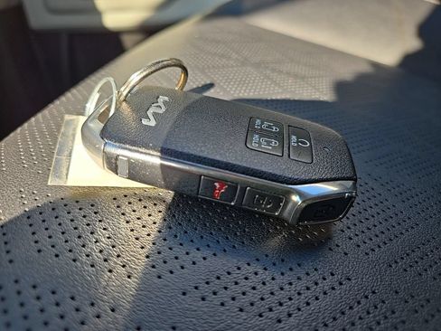 Certified 2023 Kia Carnival LX FWD image 13
