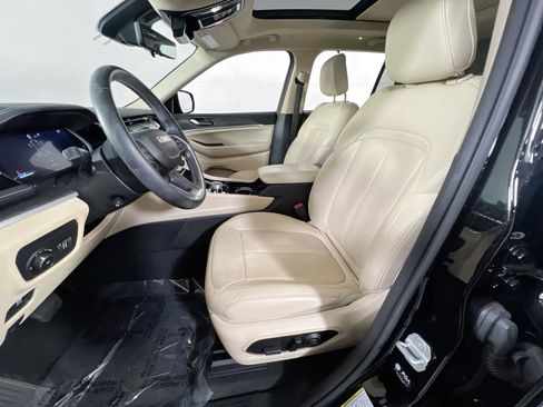 Used 2022 Jeep Grand Cherokee Limited w/ Luxury Tech Group II image 21