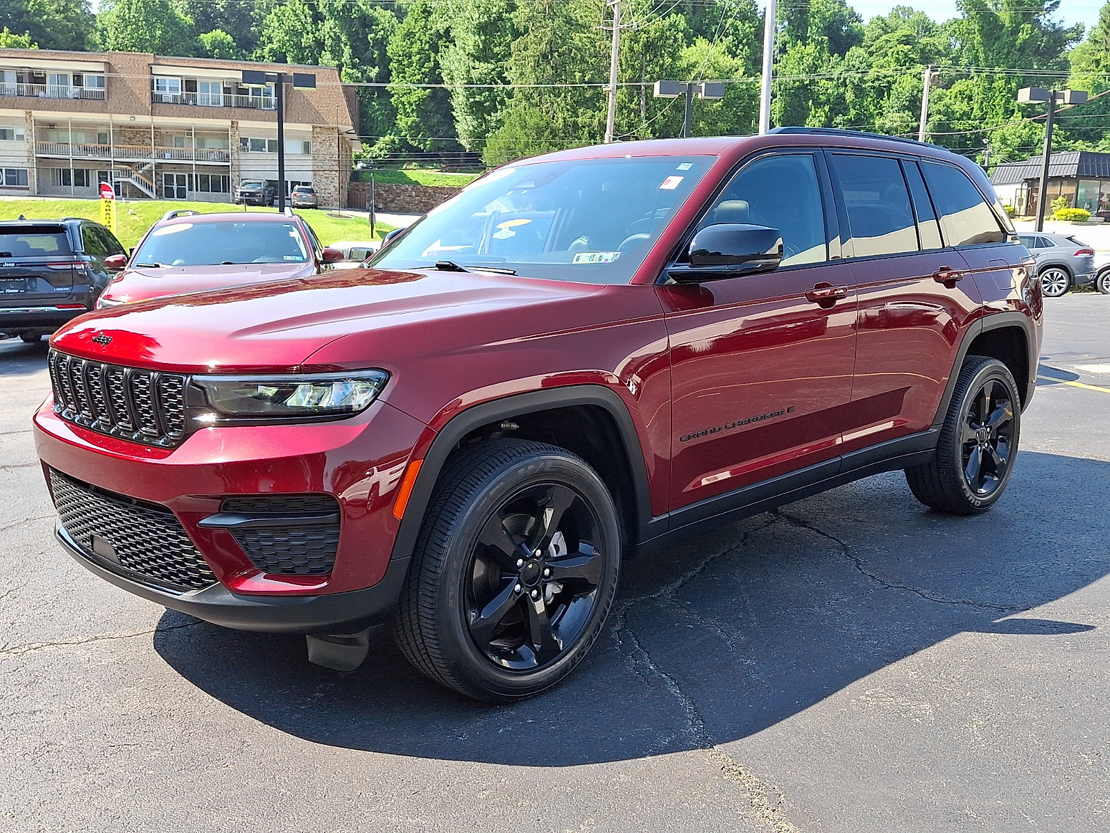 Used 2023 Jeep Grand Cherokee Altitude AWD/4WD image 3