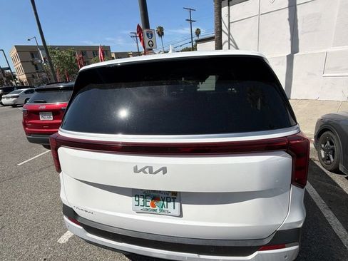 Used 2025 Kia Carnival FWD image 5
