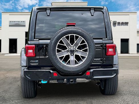 Used 2023 Jeep Wrangler Unlimited Sahara AWD/4WD image 4