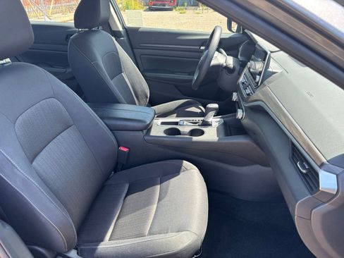 Used 2025 Nissan Altima 2.5 SV FWD image 36