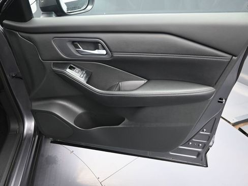 Used 2025 Nissan Rogue SL FWD image 36