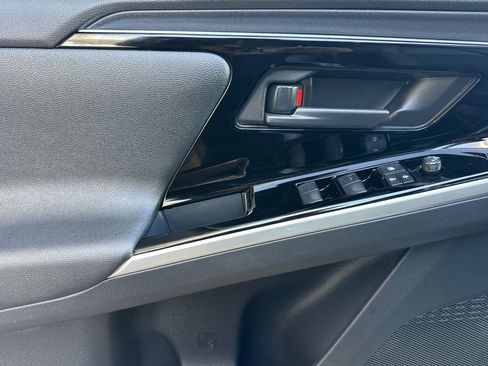 Used 2025 Toyota bZ4X FWD image 11