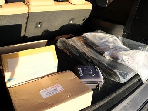 Used 2025 Lexus LX 700h Luxury image 18