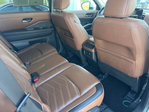 Used 2023 Nissan Pathfinder Platinum w/ Black Appearance Package image 25