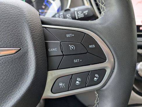 Used 2023 Chrysler Pacifica Touring-L FWD image 22