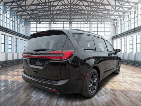 New 2026 Chrysler Pacifica Select w/ S Appearance Package image 4