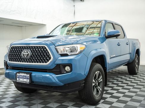Used 2019 Toyota Tacoma TRD Sport image 3
