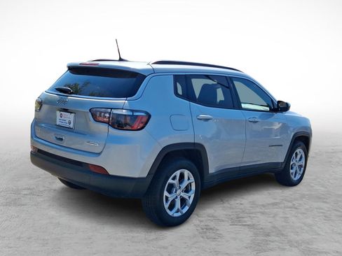 Used 2024 Jeep Compass Latitude AWD/4WD image 5