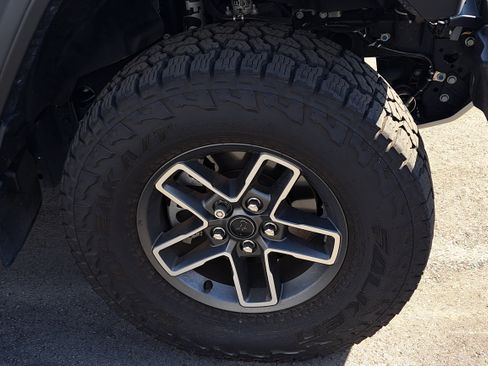 Used 2025 Jeep Gladiator Mojave w/ Safety Group image 7