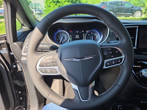 Used 2025 Chrysler Pacifica Select FWD image 3