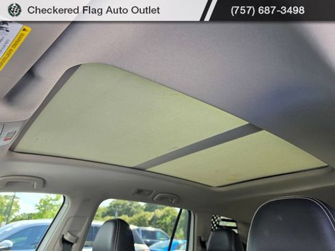 Used 2022 Volkswagen Atlas SE w/ Panoramic Sunroof Package FWD image 9