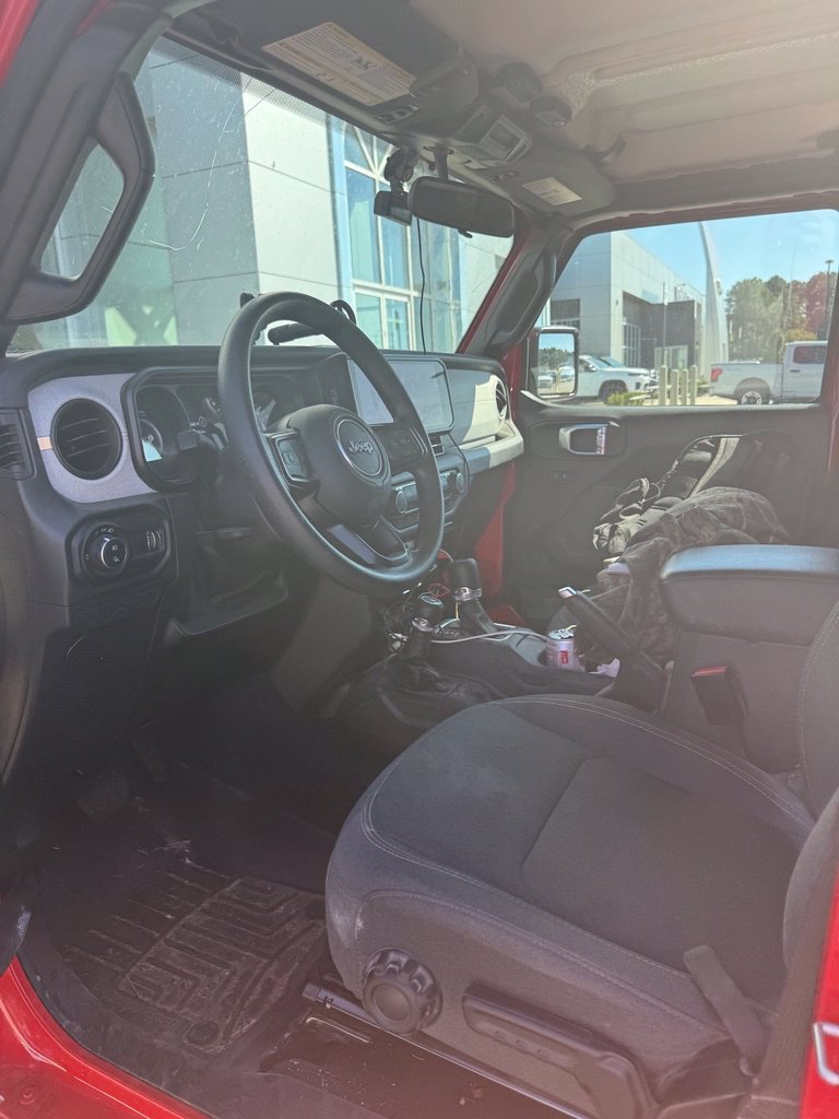 Used 2025 Jeep Gladiator Sport AWD/4WD image 9