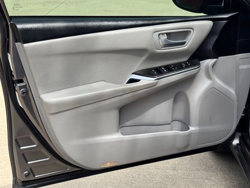 Used 2017 Toyota Camry SE FWD image 14