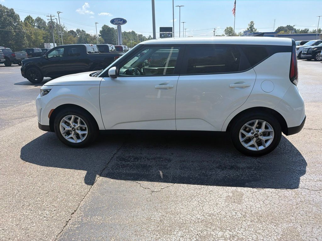 Used 2024 Kia Soul LX w/ Option Group 015 FWD image 6