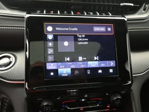 Used 2025 Jeep Grand Cherokee Altitude RWD image 4