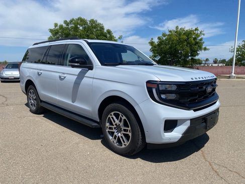 Used 2025 Ford Expedition Max Active AWD/4WD image 3