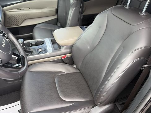 Used 2025 Kia Carnival FWD image 12