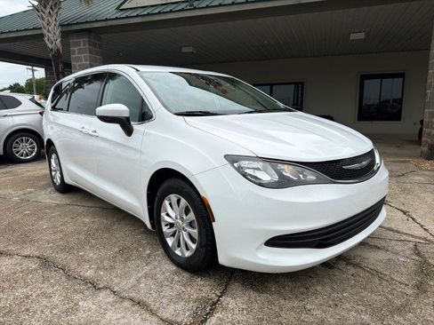 Used 2017 Chrysler Pacifica Touring w/ Tire & Wheel Group FWD image 3