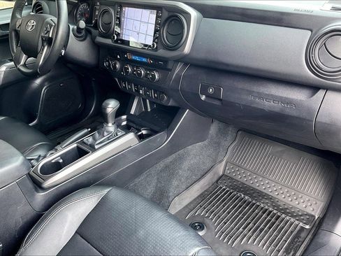 Used 2022 Toyota Tacoma TRD Off-Road image 19