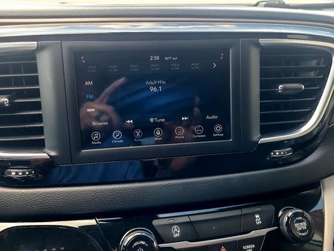 Used 2020 Chrysler Voyager Lxi image 20