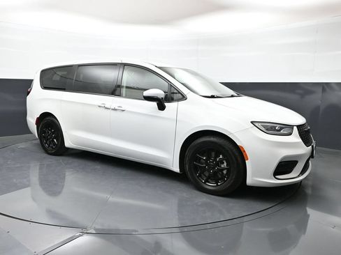 Used 2023 Chrysler Pacifica Touring-L FWD image 33
