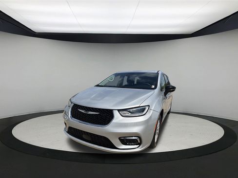 Used 2024 Chrysler Pacifica Touring-L FWD image 3