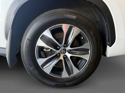 Used 2023 Toyota Highlander XLE FWD image 7