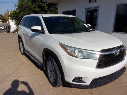 Used 2015 Toyota Highlander LE FWD image 1