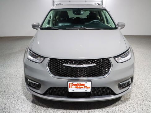 Used 2022 Chrysler Pacifica Touring-L image 4