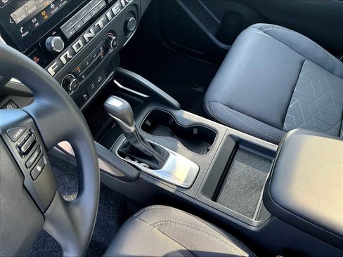 Used 2025 Nissan Frontier SV image 31
