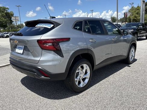 Used 2024 Chevrolet Trax LS w/ LS Convenience Package FWD image 3