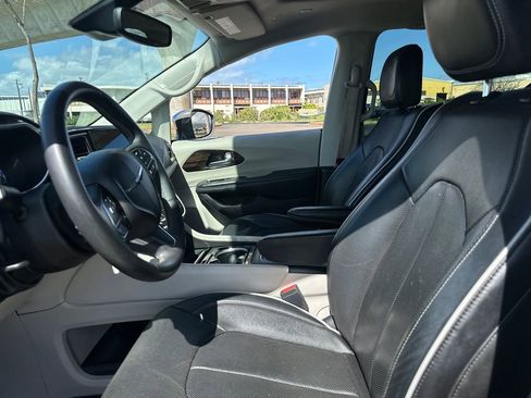 Used 2022 Chrysler Pacifica Limited image 13
