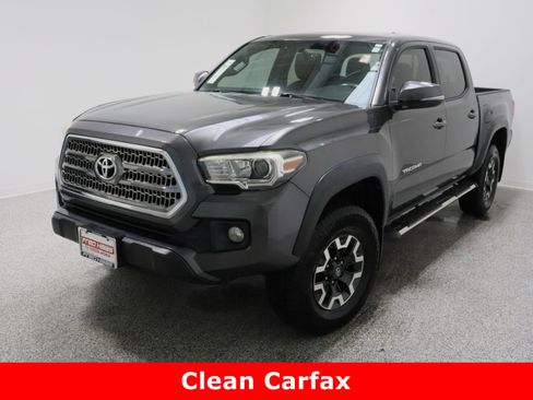 Used 2017 Toyota Tacoma TRD Off-Road image 2