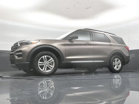 Used 2021 Ford Explorer XLT w/ Equipment Group 202A AWD/4WD image 49