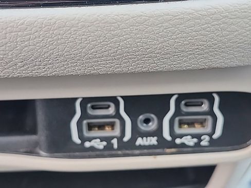 Certified 2023 Chrysler Pacifica Touring-L image 8