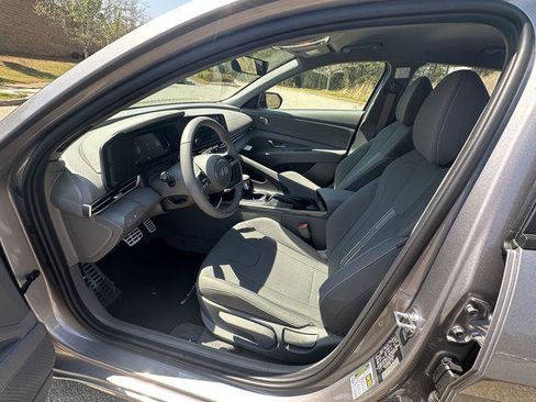 New 2025 Hyundai Elantra SEL image 9