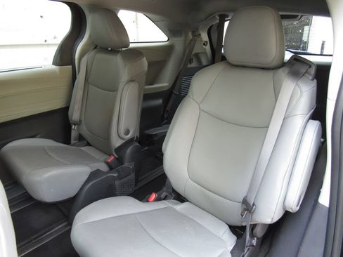 Used 2023 Toyota Sienna XLE w/ XLE Plus Package AWD/4WD image 17