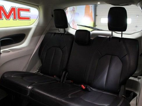 Used 2024 Chrysler Pacifica Touring-L FWD image 14