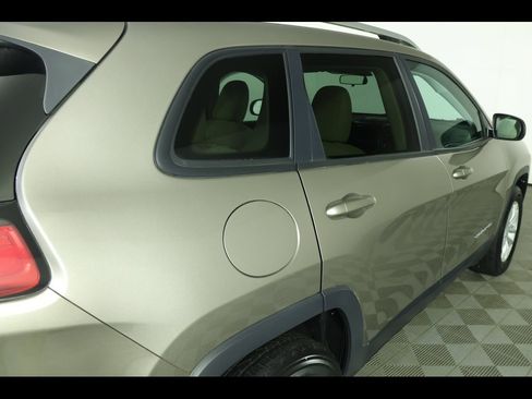 Used 2020 Jeep Cherokee Latitude w/ Cold Weather Group image 16