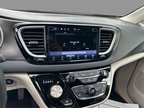 Used 2023 Chrysler Pacifica Touring-L FWD image 22