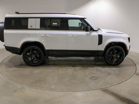 Used 2024 Land Rover Defender 130 X-Dynamic SE image 6