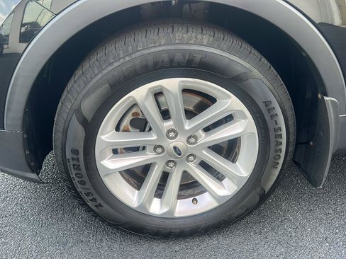 Used 2017 Ford Explorer XLT w/ Equipment Group 201A FWD image 11