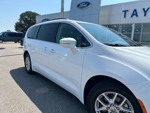 Used 2022 Chrysler Pacifica Touring-L FWD image 7