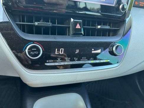 Used 2020 Toyota Corolla LE FWD image 25