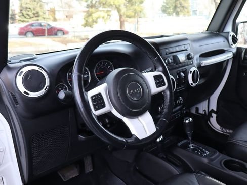 Used 2015 Jeep Wrangler Unlimited Sahara image 16